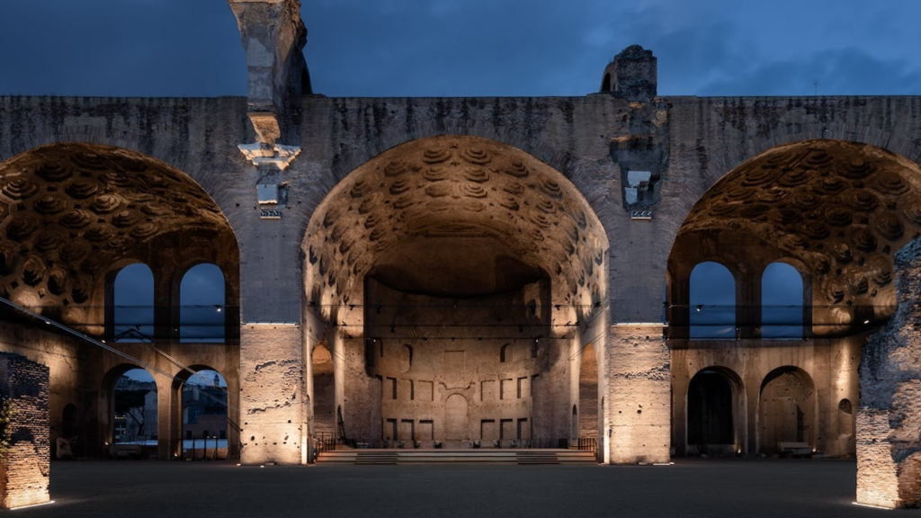 basilica-di-massenzio-percorso-espositivo-alvisi-kirimoto-notturno